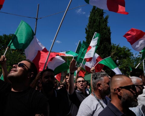 Thousands march in Rome in anti- and pro-migration rallies