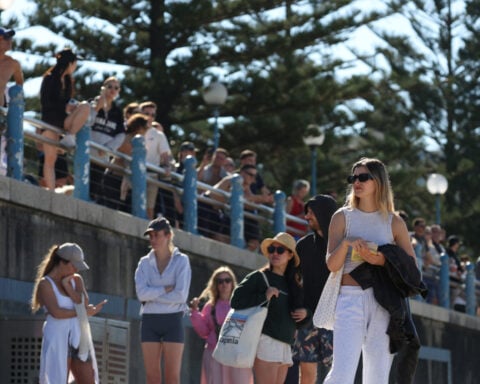 Sydney reopens beach under heavy patrols after shark attack
