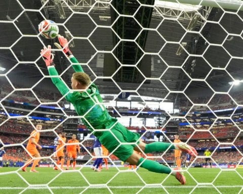 Daichi Kamada's late goal gives Japan a 2-2 draw with the Netherlands in World Cup opener for both