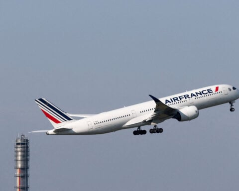 Airlines resume some Middle East flights but disruption continues