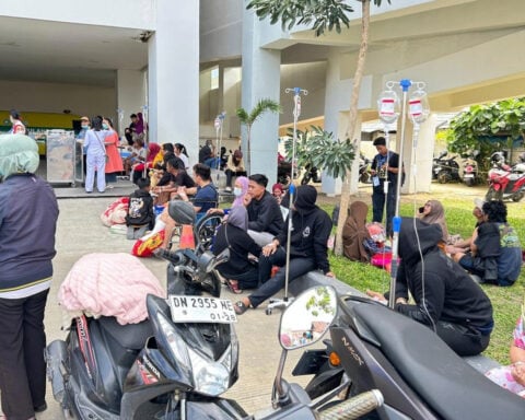 A 6.7 magnitude earthquake shakes part of Indonesia, killing at least 1, causing damage and injuries
