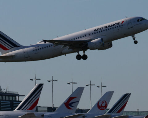 Airlines resume some Middle East flights but disruption continues
