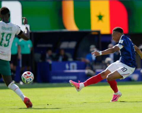 Kylian Mbappé sparks France with 2 goals in 3-1 win over Senegal at the World Cup
