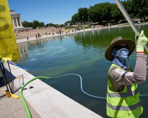 Trump administration uses hydrogen peroxide and tiny bubbles against algae in Reflecting Pool