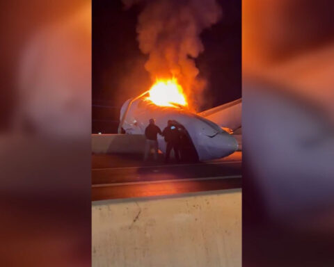 Bystanders rush to rescue passengers after small plane crashes on Texas highway, killing 1