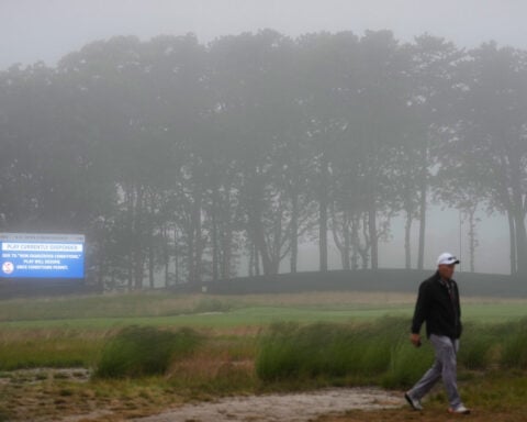 US Open off to a slow and foggy start at Shinnecock Hills