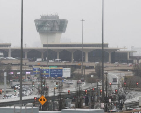 US extends flight limits at New York area airports