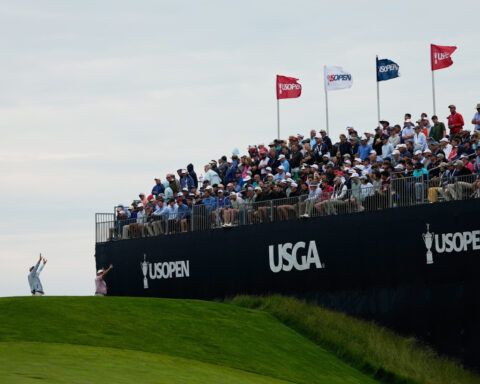 US Open starts on soft Shinnecock with strong wind. Sam Stevens takes the early lead