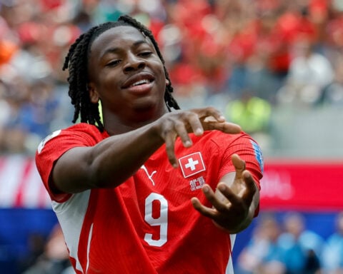 Switzerland coach uses hydration break to spark late goal barrage in 4-1 World Cup win over Bosnia