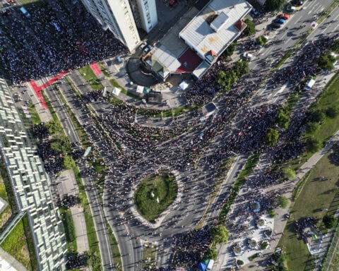 Thousands rally in Serbia's north to demand early elections