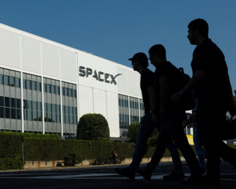 SpaceX turns to bond market to raise capital, reports $100.8 billion cash