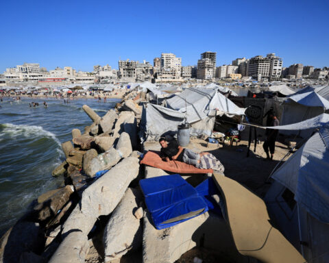 Gazans flee scorching tents for a polluted sea