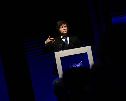 Argentina authorizes up to $5 billion debt from international institutions