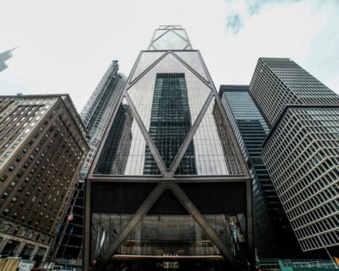 J.P.Morgan raises S&P 500 year-end target to 7,800, joins bullish trend