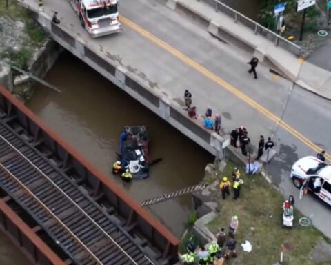Man dies after vehicle crashes into Pittsburgh-area creek