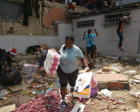 Venezuelans in the US rush to send aid to earthquake victims, but Caracas airport is closed