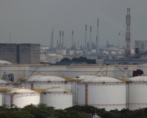 Oil prices dive as more tankers move through Strait of Hormuz