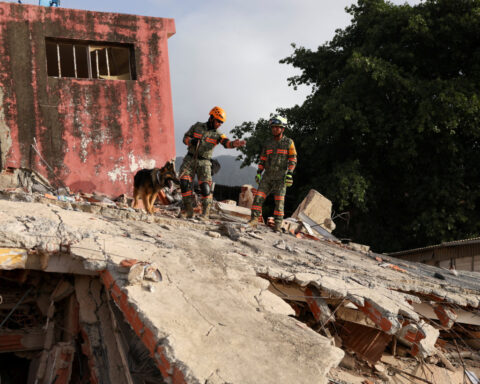 Venezuela quake toll tops 900, search intensifies for hundreds trapped