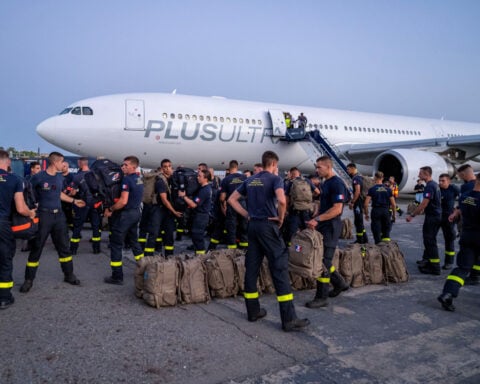 Venezuela welcomes 1,600 foreign rescuers in urgent search for quake survivors