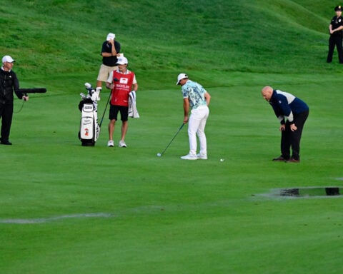 Scheffler makes clutch putt to force Monday playoff against Hovland in Travelers Championship