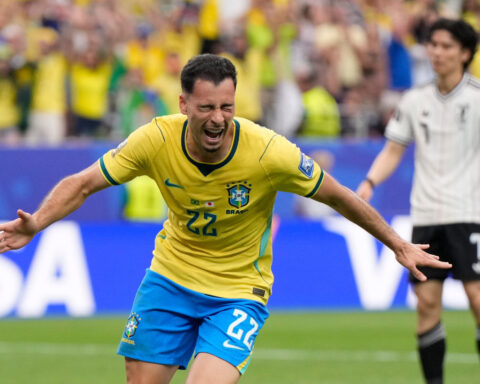 Gabriel Martinelli scores late in injury time to help Brazil beat Japan 2-1 at World Cup