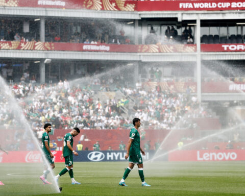 Soccer-'Heat dome' threatens sweltering conditions for World Cup fans, players