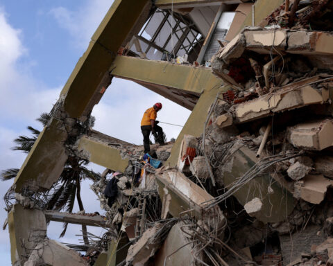 Survivors decry slow aid after deadly Venezuela quakes