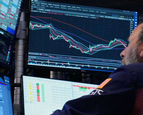 US stocks rise and trim their losses for June