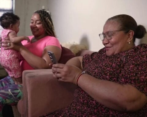 Seniors are spending more time on their phones, AARP says. Why that's a mixed blessing.
