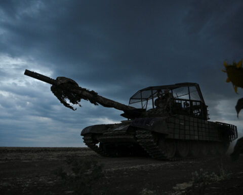 Heatwave tests Ukraine soldiers in Soviet-era tank