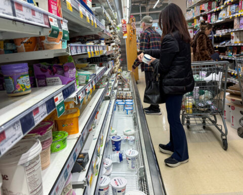 US consumer confidence edges up in June; labor market perceptions deteriorate