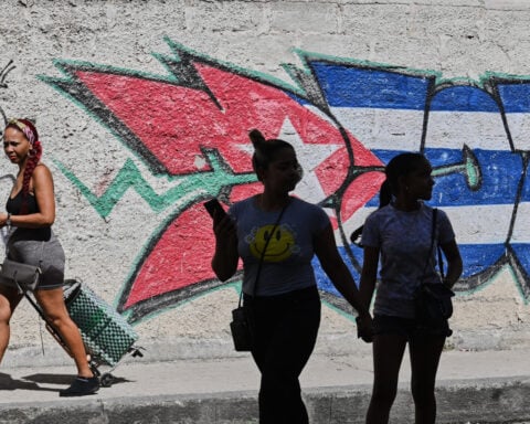 Cuban official says talks with the US are at a standstill, announces UN debate on US oil embargo