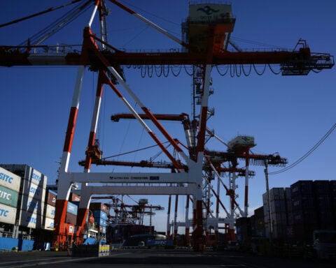 Survey shows Japan's business sentiment improving for a 5th straight quarter