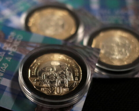 Mexico's peso to trade in range on economic recovery hopes: Reuters poll