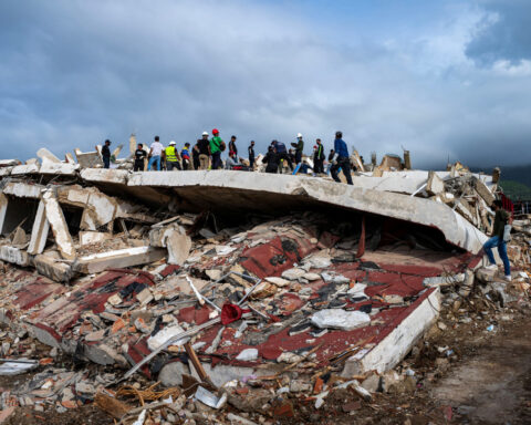 After Venezuela quakes, citizens lead rescues amid military theft accusations