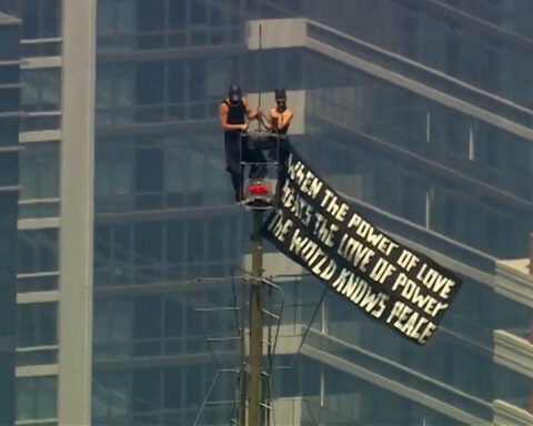 Russian daredevils unfurl banner atop New York's Empire State Building in proposal stunt