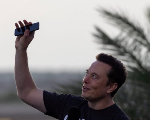Musk denies WSJ report that SpaceX showed AI handset prototype before IPO