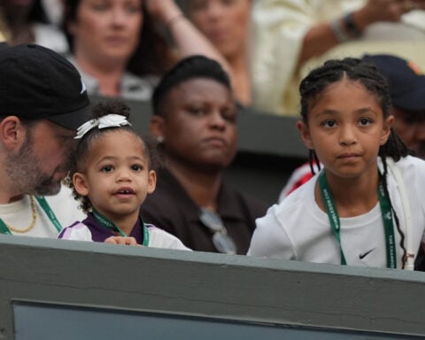 Serena Williams wins praise from fellow pros at Wimbledon after 1st singles match in nearly 4 years