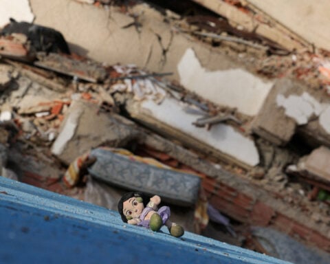 Young survivors of Venezuela quakes run shelters as search drags on