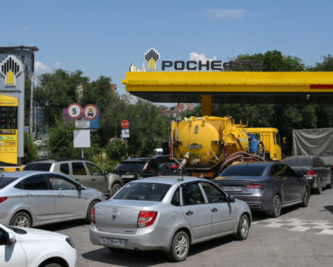 Russian fuel frustration rises as crisis bites