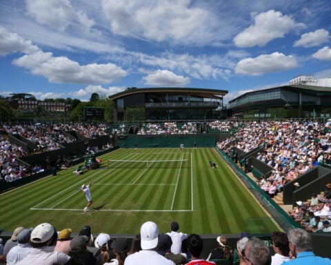 Taylor Fritz wins match and style points at Wimbledon. De Minaur also advances
