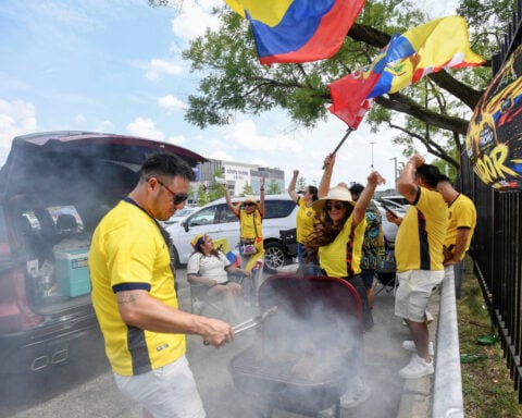 Soccer-Fans keep up World Cup spirit in extreme Philly heat