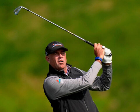 Stewart Cink, Charlie Wi share US Senior Open lead after opening 67s
