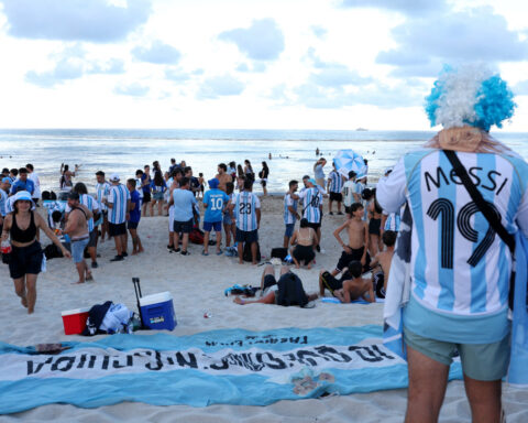 Soccer-Scaloni hails '12th man' as Argentina fans hit Miami
