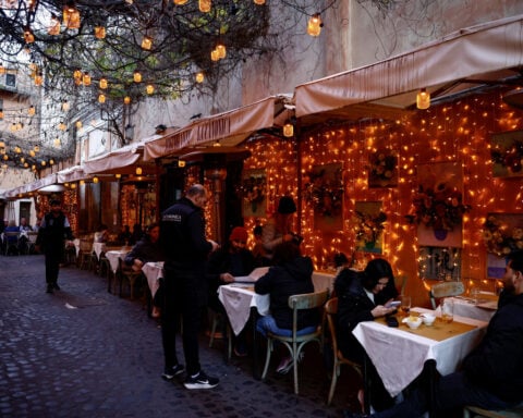 Italy service sector returns to growth as cost pressures ease, PMI shows