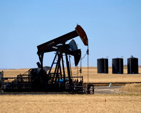 Oil prices little changed as US-Iran peace efforts hold