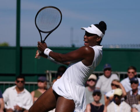 Serena Williams withdraws from doubles match with sister Venus at Wimbledon due to injury