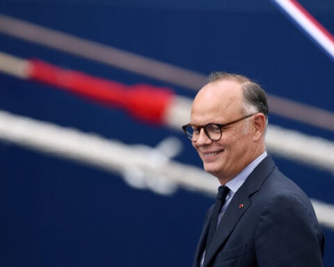 As far right eyes Elysee, French centrists pledge growth-friendly budget restraint