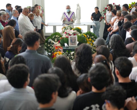 As quake rescue effort winds down, Venezuelans are left alone to recover their dead