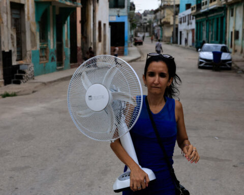Cuba begins to restore power to Havana following nationwide blackout